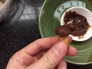 童趣十足的蘑菇饼干,14.巧克力隔热水融化，拿起蘑菇头沾好巧克力即可