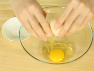旺仔小馒头,将鸡蛋敲入大碗里。