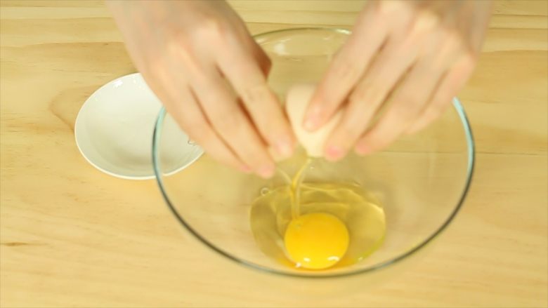 旺仔小馒头,将鸡蛋敲入大碗里。