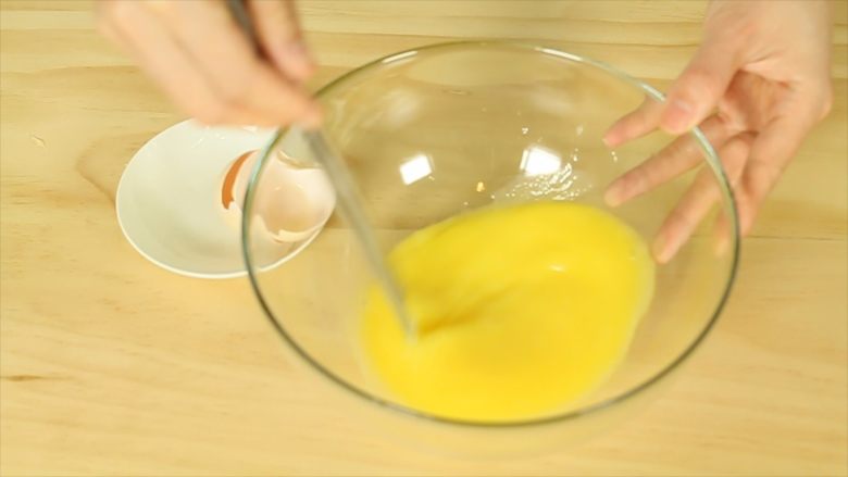 旺仔小馒头,继续搅拌均匀，让玉米油融入鸡蛋液中。