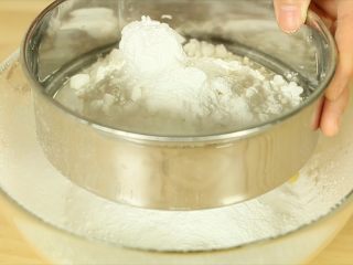 旺仔小馒头,将马铃薯淀粉、低筋面粉、糖粉、奶粉、泡打粉过筛，加入鸡蛋液与玉米油混合液中。