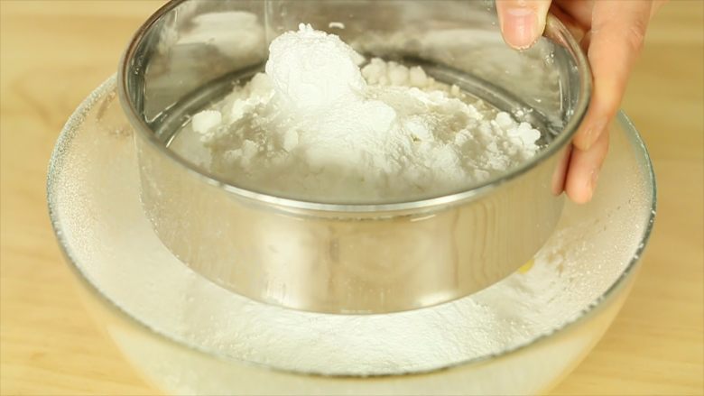 旺仔小馒头,将马铃薯淀粉、低筋面粉、糖粉、奶粉、泡打粉过筛，加入鸡蛋液与玉米油混合液中。