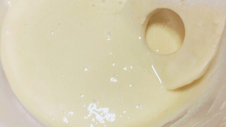 蔓越莓牛奶面包											,往盆A的干酵母上倒水，用木铲用力搅拌														
														