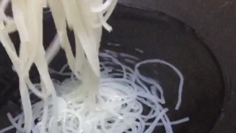 柳州螺蛳粉,再冷水下锅第二次煮米粉