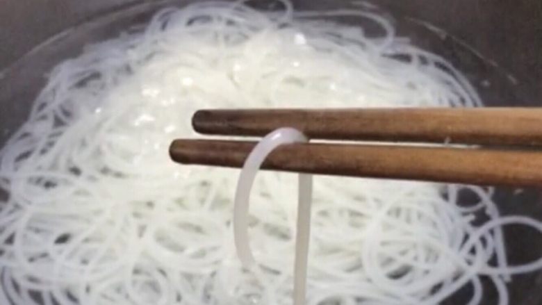 柳州螺蛳粉,煮到筷子可以夹断米粉即可！