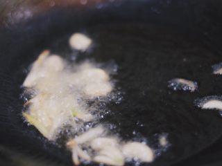 青椒香肠土豆片,然后就开炒啦～热锅下油至七成热，小火下葱头和蒜片爆香