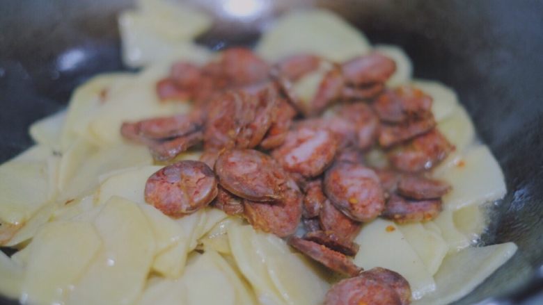 青椒香肠土豆片,土豆炒至8成熟（颜色变黄一些），倒入香肠片继续翻炒