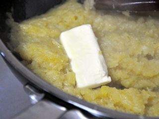 凤梨酥,将菠萝炒得略干后，放入黄油，再翻炒。