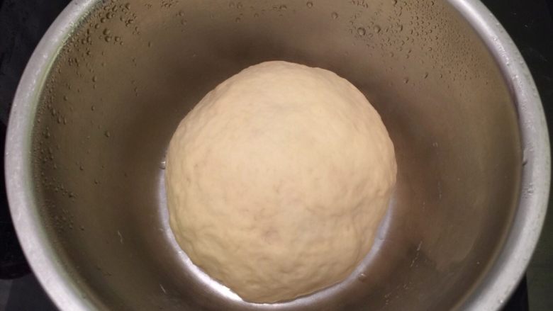 辫子面包（中种）,将中种面团材料放入盆内，揉成光滑面团，冰箱冷藏17－24小时
