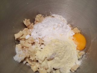 辫子面包（中种）,将中种面团撕成小块，和主面团除了黄油外的材料放入厨师机桶内
