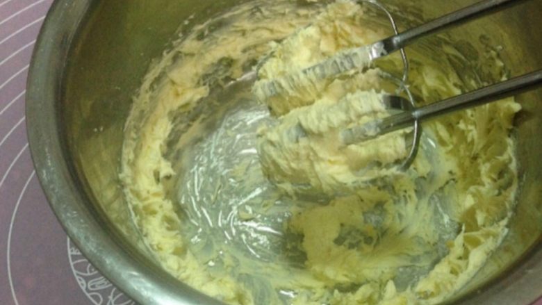 奶油奶酪小方,用打蛋器打发至蓬松状态！