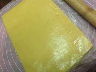 奶油奶酪小方,加入保鲜袋揉成饼状，压成厚度为3到4毫米的饼(用保鲜袋的形状很容易可以压成方形)