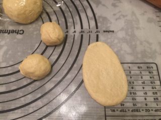 辫子面包（中种）,再将1小份平圴分成3份，搓圆擀成椭圆形