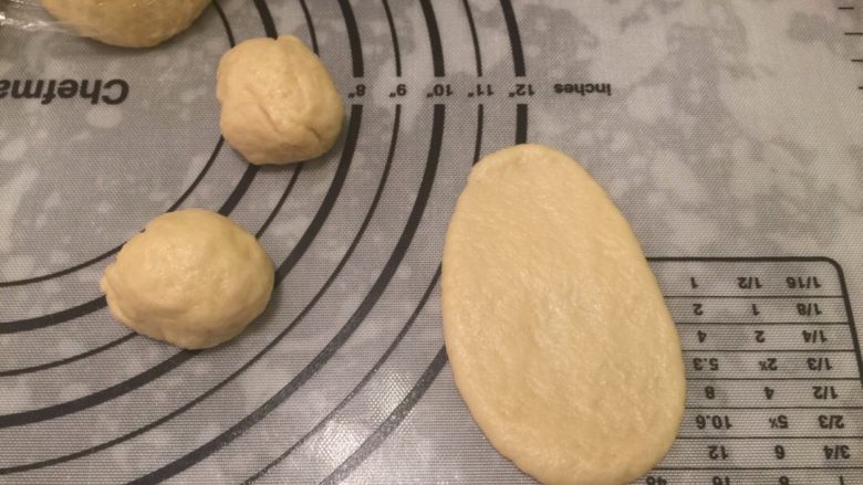 辫子面包（中种）,再将1小份平圴分成3份，搓圆擀成椭圆形