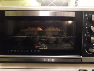 辫子面包（中种）,烤箱预热170度，上下火中层烤20分钟左右，直至表面变金色