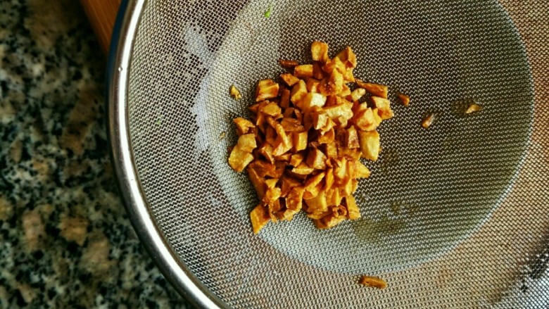 蒜香西蓝花,将蒜碎炸出香味，表面焦黄，即可盛出控油备用