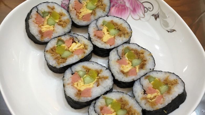 轻食  自制 DIY家庭寿司,将海苔卷切片（厚度自己选择，通常2厘米左右）