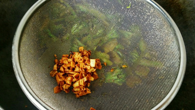 蒜香西蓝花,下入蒜碎，翻炒均匀后即可出锅