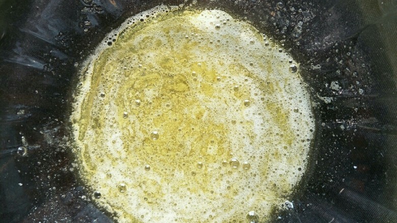 休闲小零食满口香芝麻薄饼,2.接下来加入融化的黄油继续搅拌均匀。