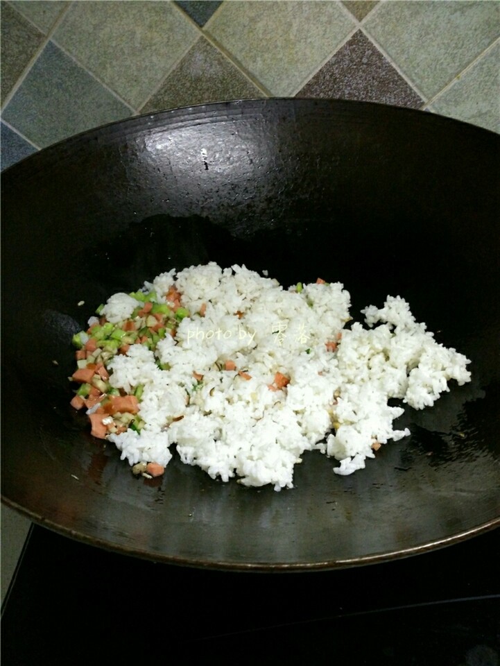 风味蛋焗饭,放入提前捣散的剩米饭翻炒；