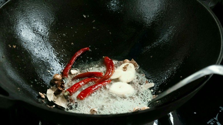 豆棒烧排骨,加辣椒、姜片、花椒和八角煸炒出香味。