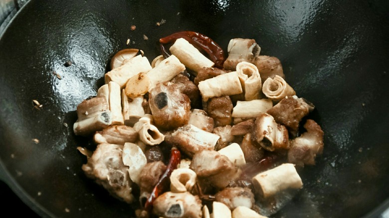 豆棒烧排骨,将豆棒、香菇和排骨放入。