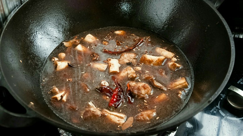 豆棒烧排骨,加水焖煮至熟烂。