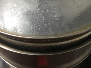 黑米蒸蛋糕,冷水上锅蒸35分钟左右，焖5分钟再开锅