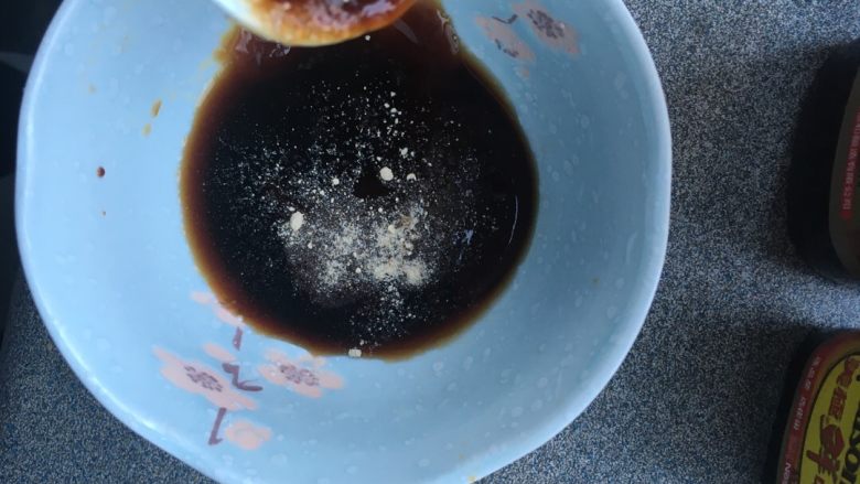 鸡翅蒸花糯米,在碗里先调匀，根据自己的口味增减调料