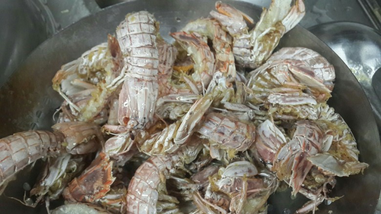 辣炒皮皮虾,看炸的特写图，皮脆肉8成熟