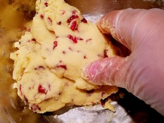 低糖蔓越莓饼干,大概捏压后成型了，不要捏太多，手温度高，把手套拍拍面粉团，手套上的面粉就会粘到面粉团上