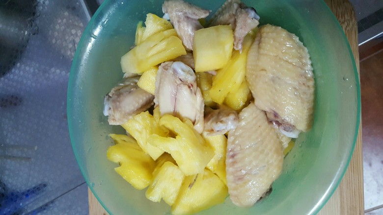 开胃解腻菠萝鸡翅,这个是我腌制中的，忘拍照了鸡翅用开水过一下，然后捞出，再鸡翅上拉两刀，容易入味