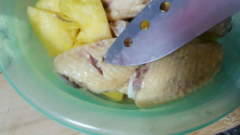 开胃解腻菠萝鸡翅,放上一勺盐，半勺糖，适当料酒还有菠萝，如上图腌制半个小时。
