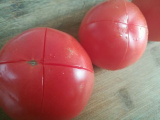 自制番茄酱,番茄去蒂，表面切十字花刀。
