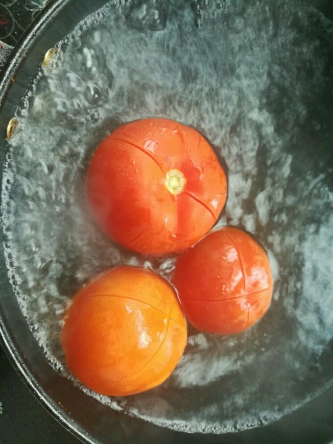 自制番茄酱,坐锅烧水，水滚后下西红柿烫几秒，在水中滚一圈。