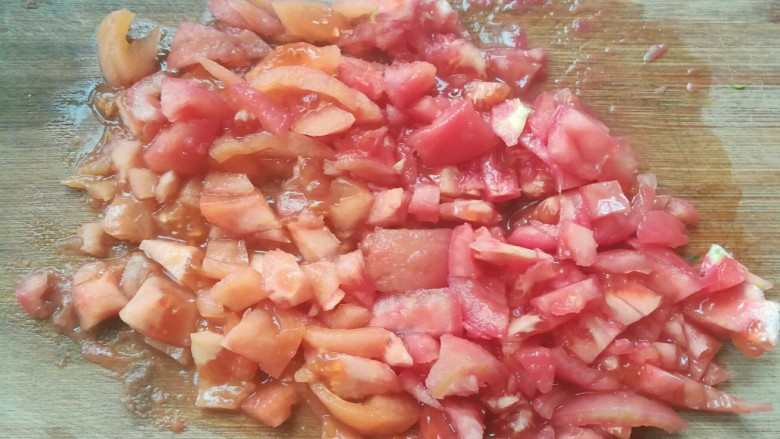 自制番茄酱,番茄切小块。