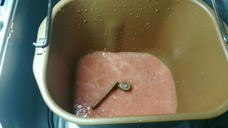 自制番茄酱,将番茄汁倒入面包机。