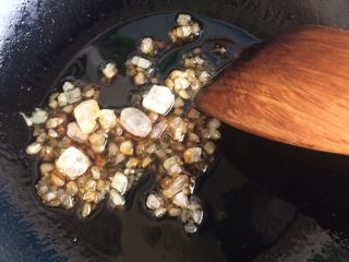 鲜笋炖肉,锅底放少许油，放入冰糖炒至全部融化变成黄色！