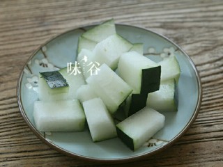 竹荪干贝冬瓜汤,冬瓜洗净去皮籽、内瓤，切成小块。