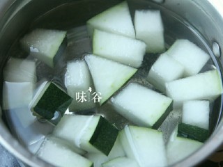 竹荪干贝冬瓜汤,锅内加入冬瓜、姜丝，加适量清水煮开。