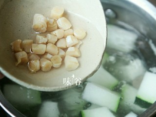 竹荪干贝冬瓜汤,将泡发的干贝同汤汁也倒入锅内。