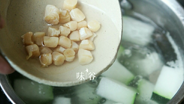 竹荪干贝冬瓜汤,将泡发的干贝同汤汁也倒入锅内。