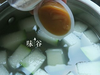 竹荪干贝冬瓜汤,加入浓汤宝。有高汤最好用高汤代替。