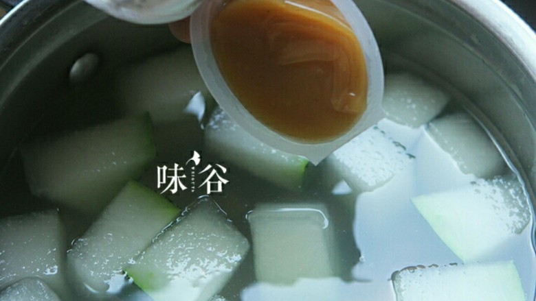 竹荪干贝冬瓜汤,加入浓汤宝。有高汤最好用高汤代替。