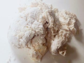 樱花豆沙面包,材料搅拌均匀成团后放在桌上揉面														
														