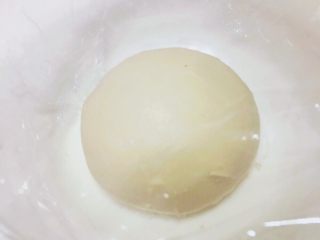 樱花豆沙面包,将面团团成团后，缝口朝下放入面包盆内，盖上保鲜膜。40℃发酵25-35分钟														
														