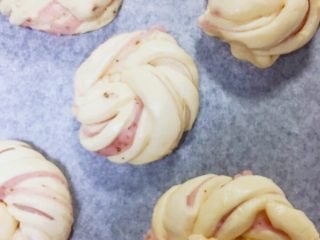 樱花豆沙面包,2发20分钟~完成后点缀上泡过的腌渍樱花，可以不吸干水分。210度15分钟入烤箱