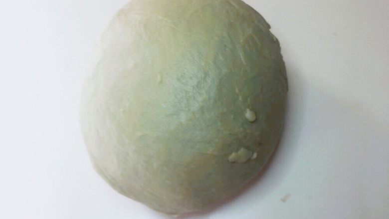 樱花抹茶豆沙面包,将面揉至出筋，表面光滑的状态，揉面完成														
														