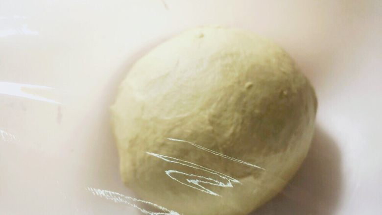 樱花抹茶豆沙面包,将面团团成团后，缝口朝下放入面包盆内，盖上保鲜膜。40℃发酵25-35分钟														
														