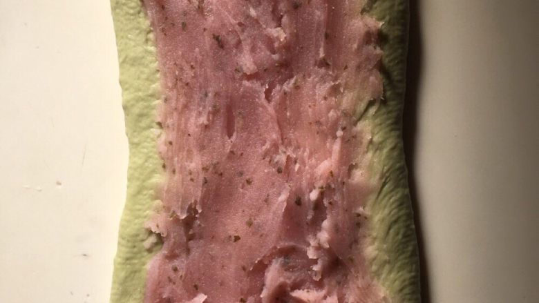 樱花抹茶豆沙面包,静置后，擀成舌型，抹上樱花豆沙